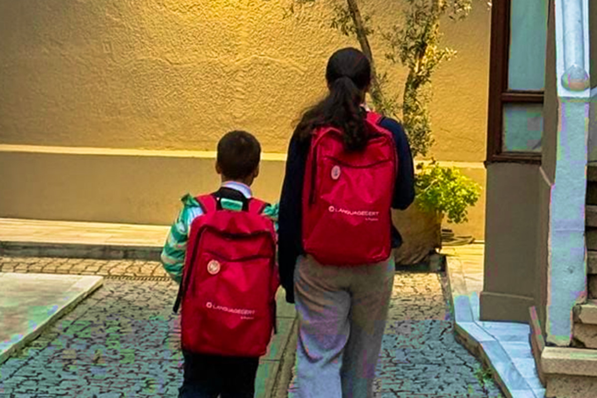 Οι μαθητές αποχωρούν με τις σχολικές τους τσάντες, γεμάτες με όλα τα απαραίτητα σχολικά είδη, που τους προσφέρθηκαν στο πλαίσιο του προγράμματος