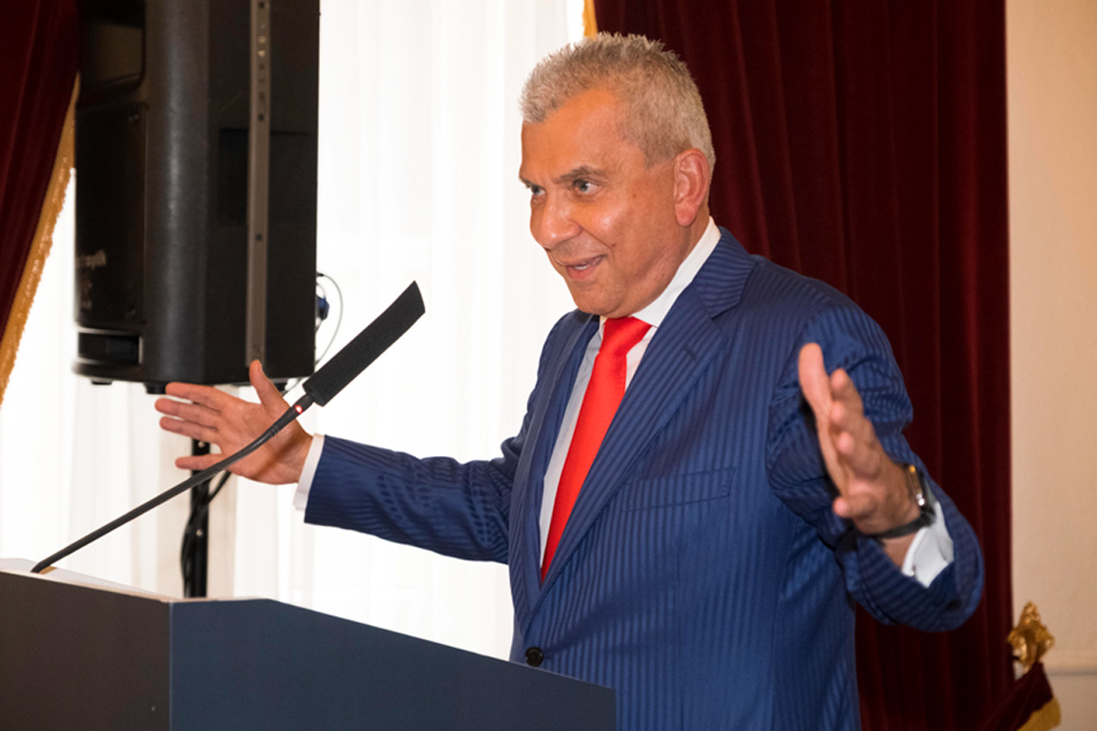 Βυρων Νικολαΐδης