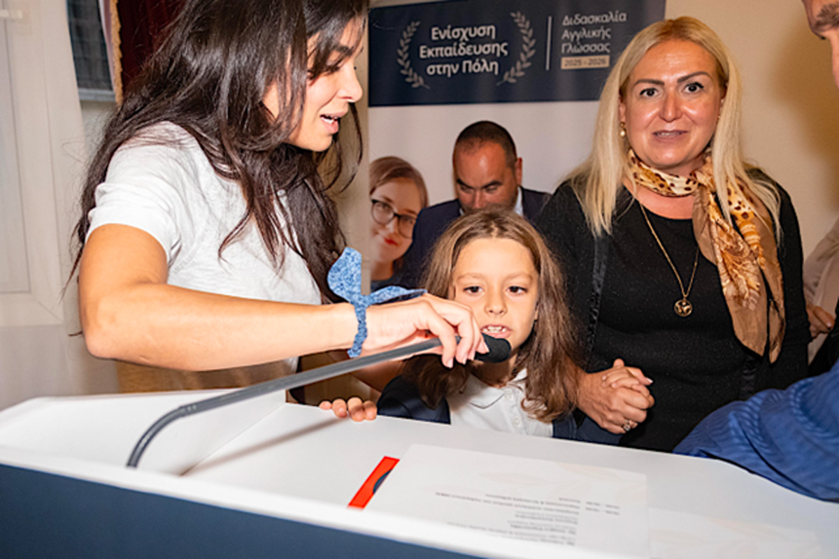 Η μικρή πρωταγωνίστρια ζήτησε το μικρόφωνο για να ευχαριστήσει τους συντελεστές για την ευκαιρία που της δίνεται. Δίπλα της η κ. Νικολαΐδου και κ. Καπαϊδονακη